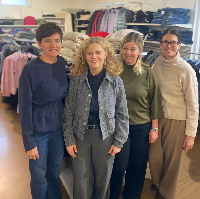 Roswitha Hasenbichler (links) mit einem Teil des Teams aus dem Modegeschäft. | Foto: Roswitha Hasenbichler