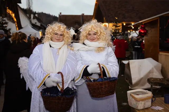 Alljährlich mit dabei: die Weihnachtsengel beim Eingang | Foto: Roland Marx