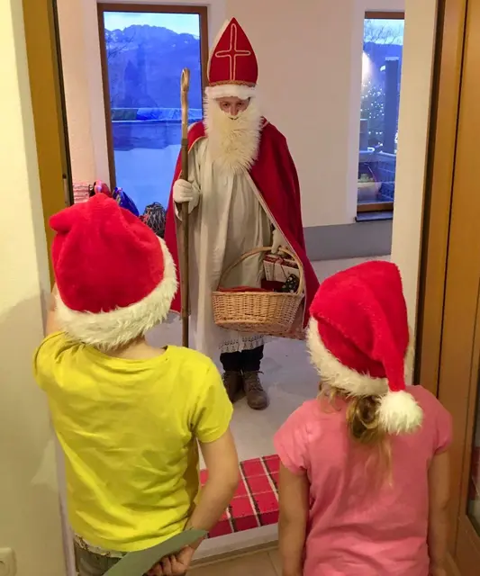 Andreas Ehrenhuber schlüpft seit 25 Jahren in den roten Mantel.  | Foto: Ehrenhuber