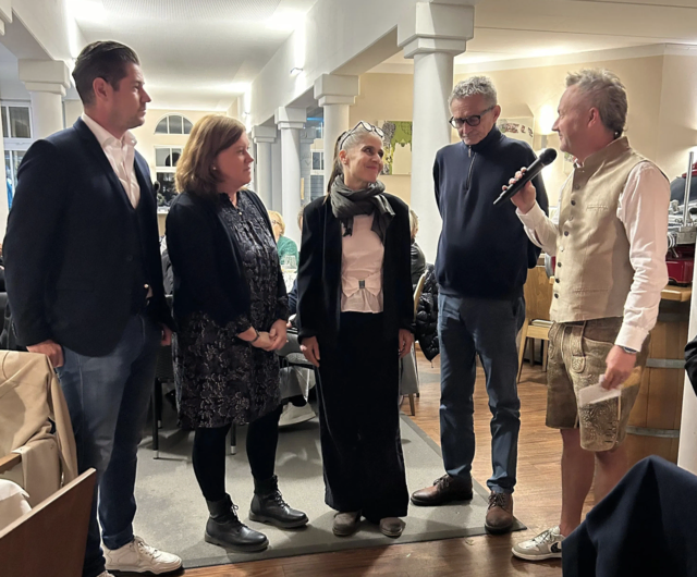 Sonneninsel-Geschäftsführerin Martina Weber (2.v.l.) mit Sonneninsel-Pädagogin Simone Hamel bei der Spendenübergabe mit den Mitgliedern des Golfclub am Mondsee. | Foto: Golfclub am Mondsee