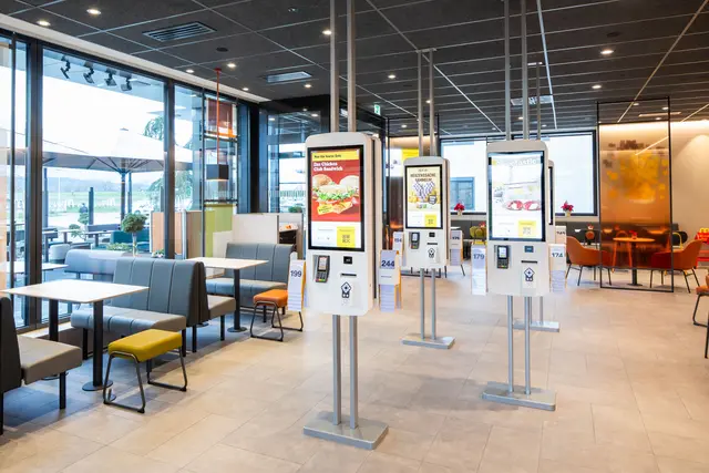 Für einen raschen Bestellvorgang sorgen fünf doppelseitige Kiosk-Terminals, zusätzlich steht auch ein McDrive zur Verfügung. | Foto: McDonald’s Österreich