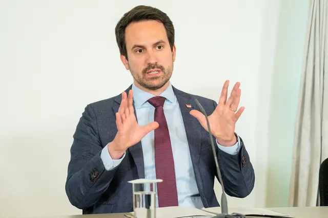 Bildungsminister Christoph Wiederkehr (Neos) will das nun ändern – und die Sicherheitsmaßnahmen auch auf den privaten Gebrauch ausweiten. | Foto: Michael Indra / SEPA.Media / picturedesk.com