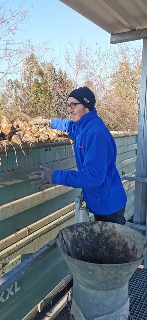 Zur Feststellung des Zuckergehalts werden Proben fürs Labor entnommen. | Foto: Josef Messirek