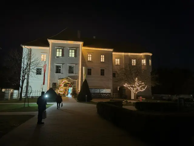 Der geschmückte Außenbereich des Schlosses.