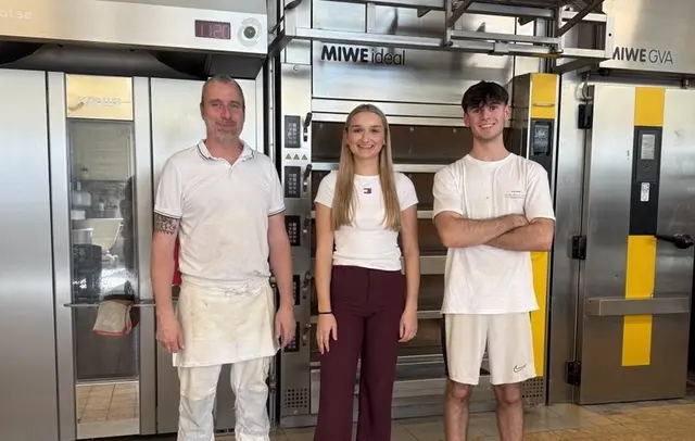 Paul Wachmann, sein Sohn Simon Hadler und HAK-Schülerin Theresa Berghofer | Foto: Berghofer 