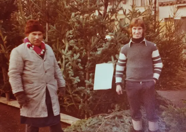 Josef Trieb senior und Josef junior am Naschmarkt in Wien im Jahre 1975 | Foto: Christbäume Fam. Trieb 