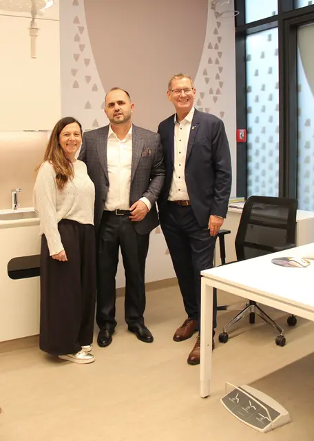 v.l.n.r. Bezirksrätin Barbara Cermak (SPÖ), Frauenarzt Qerim Rama und Bezirksvorsteher Georg Papai (SPÖ) bei der Eröffnung. | Foto: BV 21
