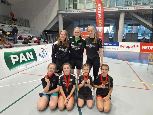 Trainerin Sophie Tatzer mit ihren erfolgreichen Ringer-Mädels | Foto: KSV Söding