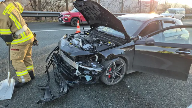 Auf der A12 bei Wattens prallte ein Pkw gegen einen Warnleitanhänger – einer von zwei Verkehrsunfällen im Bezirk Schwaz am Dienstag. | Foto: zoom.tirol