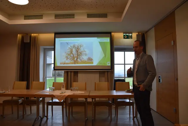 Johannes Refenner vom Francisco Josephinum in Weinzierl gibt am Mostlandhof in Schauboden Einblicke in die Tätigkeiten des Vereins "Streuobsterhaltung Mostviertel". | Foto: Roland Mayr/MeinBezirk Scheibbs