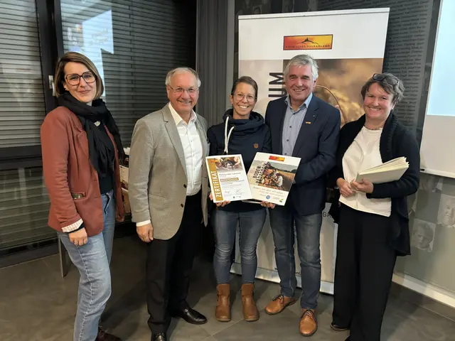 Vulkanland-Obmann Josef Ober hatte bei der Zertifikatsverleihung die seltene Gelegenheit, seine eigene Tochter Barbara Ober-Lorenser als Bodenpädagogin auszuzeichen. | Foto: MeinBezirk/Gerda Sammer-Schmidt