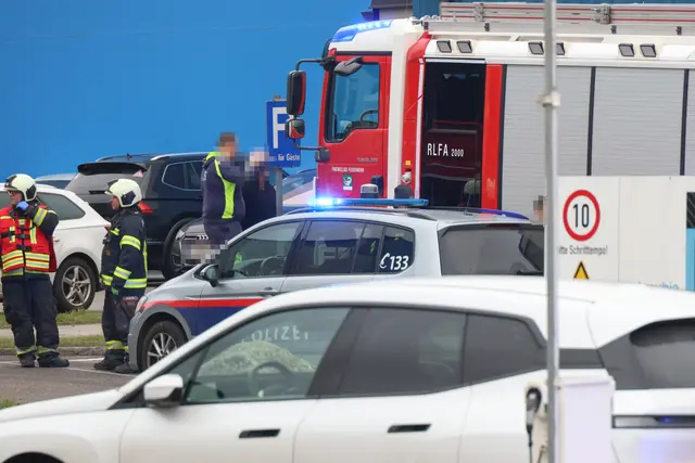 Trotz des Großaufgebots an Einsatzkräften samt zweier Notarztteams kam für den Mann leider jede Hilfe zu spät. | Foto: laumat/Matthias Lauber