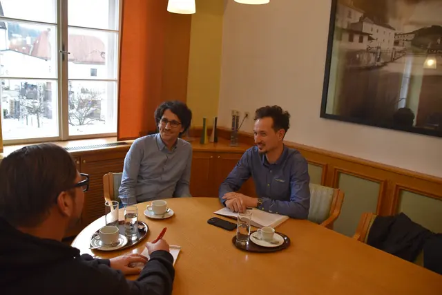 MeinBezirk-Redaktionsleiter Roland Mayr beim Interview mit Bürgermeister David Pöcksteiner (SPÖ) und seinem Stellvertreter Joseph Hofmarcher (BUGS) in Scheibbs | Foto: Elisabeth Kalteis Wetchy/Stadtgemeinde Scheibbs