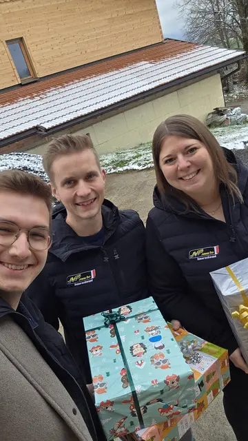 JVP-Bezirksobmann Fabian Egger (l.) bei der Spendenübergabe der JVP Innerschwand.