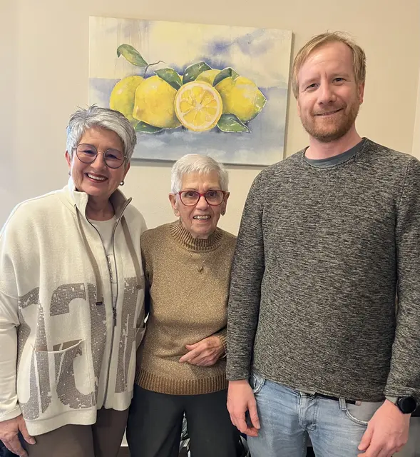 Bürgermeisterin Ulrike Kitzinger und Vizebürgermeister Philip Drews mit dem Geburtstagskind Melitta Henecker. | Foto: Gemeinde Sigleß