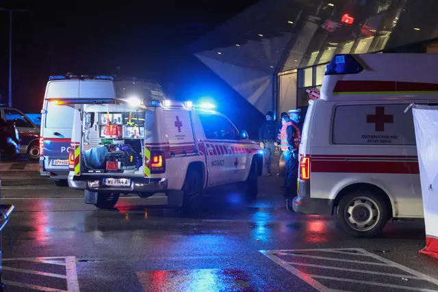 Ein Pkw wird von einem Kleintransporter in die Fassade der Eurospar-Filiale in Wels-Vogelweide geschoben. Als Auslöser wird ein Herzinfarkt vermutet. | Foto: laumat.at