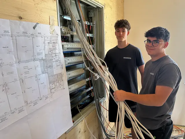 Marcel Winkler, Leon Blei, Lehrlinge der Firma "Makron Hainböck GmbH". | Foto: shoma marketing gmbh