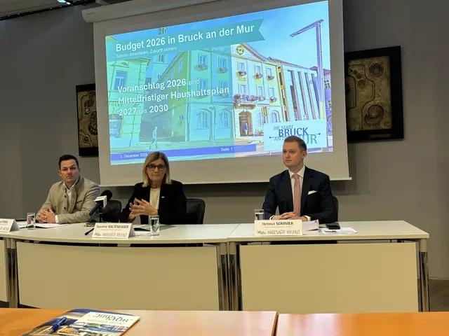 Pressekonferenz im Brucker Rathaus: Vizebürgermeister Raphael Pensl, Bürgermeisterin Susanne Kaltenegger und Finanzstadtrat Helmut Sommer | Foto: MeinBezirk/Angelika Kern