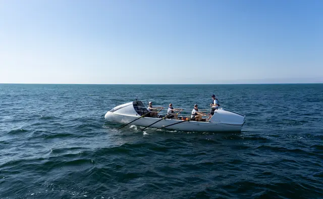 Auf diesem Boot wird Christiane Kienl mit ihren Teamkolleginnen rund 47 Tage über den Atlantik unterwegs sein. Alles, was sie dafür brauchen, muss von Start weg an Bord sein.  | Foto: Motiv Produktion