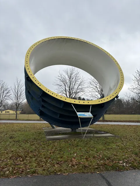 Ein "Kunstwerk" am Gelände. | Foto: Victoria Edlinger