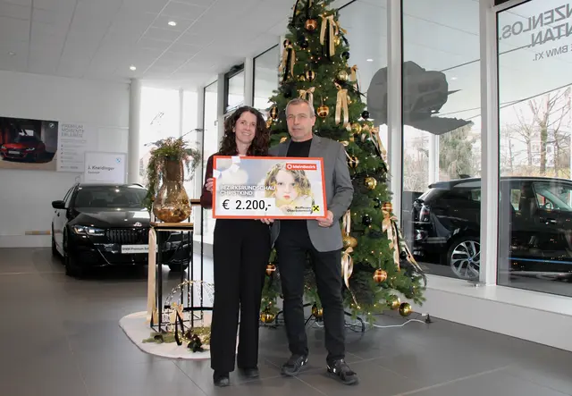 Daniela und Johann Kneidinger bei der Spenenscheckübergabe. | Foto: MeinBezirk/Schütz