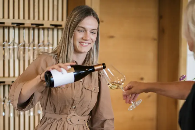 Lena Skringer überzeugte die Jury mit ihrem terroir betonten, modernen Zugang zum Wein und einer klaren Handschrift, die Tradition und Innovation verbindet. | Foto: Weingut Skringer