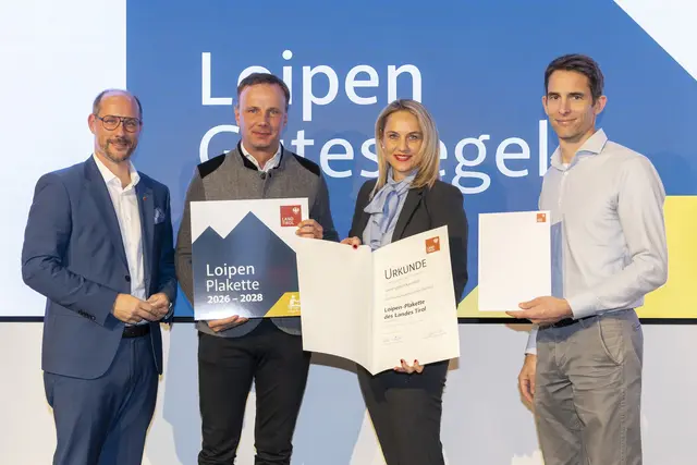 Landesrat Mario Gerber (links) gemeinsam mit Reinhard Klier, Sprecher der Tiroler Seilbahnwirtschaft (rechts), und Simone Larcher, Vorständin der Abteilung Sport des Landes Tirol (zweite von rechts), bei der Verleihung an das Loipengebiet Kaunertal. | Foto: WKT/Die Fotografen