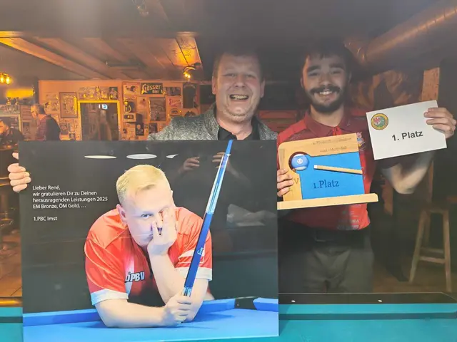 Der glückliche Sieger Tobias Musil mit dem erfolgreichen Imster Topspieler Rene Sommeregger | Foto: Tiroler Billardverband