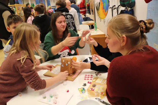 In Teams wurden die Lebkuchenhäuschen gebaut und verziert. Die größte Herausforderung war die Stabilität, die zweitgrößte die Verzierung. Wo man sich nicht einigen konnte,  welches Stück Schokolade wo platziert werden soll, verschwand es schwups im Mund. 
 | Foto: Edith Ertl