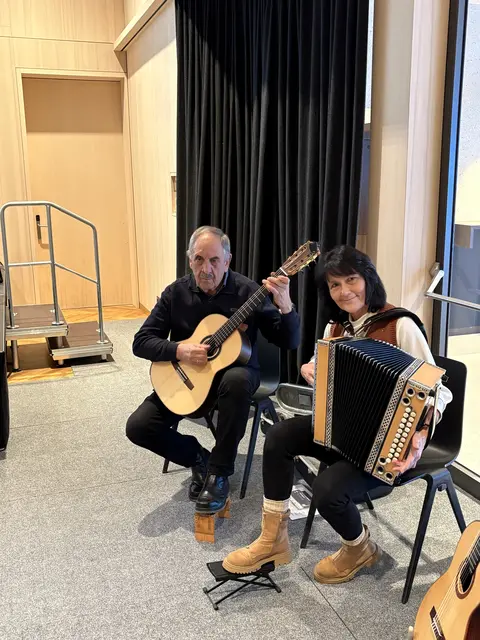 Für vorweihnachtliche Stimmung sorgte die Hangartmusi, bestehend aus Marlies Studenik und Andreas Pirschner. | Foto: Elisabeth Zangerl