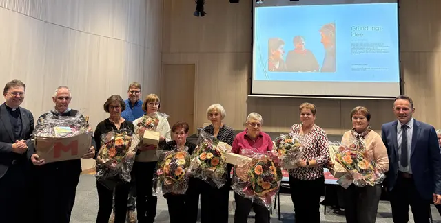 Die freiwilligen Helferinnen wurden im Rahmen der Jubiläumshangartstube geehrt, im Bild zu sehen sind von links: Roland Buemberger (Generalvikar der Diözese Innsbruck), Organisator Kurt Tschiderer, Sigrun Jehle, Vizebürgermeister Bruno Falch, Brigitte Falch, Helga Falch, Ingrid Scalet, Traudl Tschiderer, Hanni Burger, Barbara Miller und Bürgermeister Patrik Wolf.  | Foto: Elisabeth Zangerl