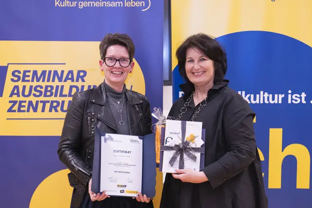 Magdalena Steindl mit Akademieleiterin Helga Steinacher.  | Foto: Daniela Matejschek