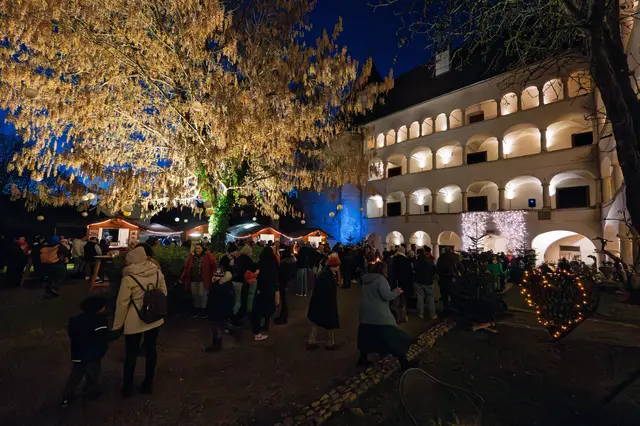 Großer Andrang beim zweitägigen Adventmarkt im Schloss Spielfeld | Foto: Günter Simmerl
