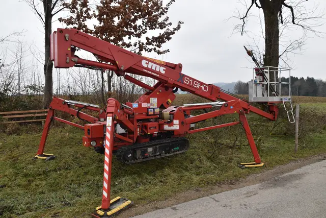 Geländegängige Raupen-Arbeitsbühne für Schnittmaßnahmen in der Region | Foto: Roland Mayr/MeinBezirk Scheibbs