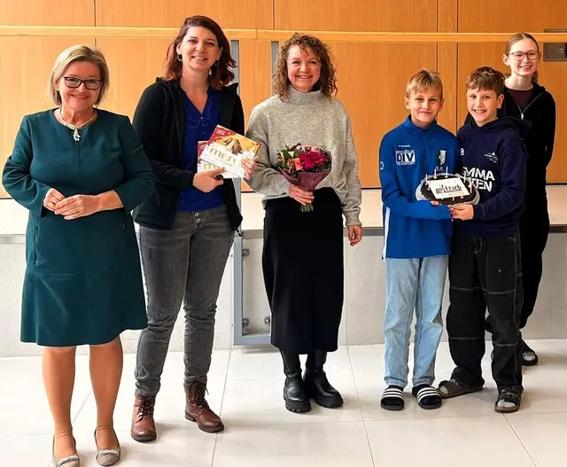 Direktorin Agnes Fink mit der Leiterin der Auftrieb Schulsozialarbeit Nadja Rosnak-Husar, Schulsozialarbeiterin Niki Erhard und Schülern der Sportmittelschule. | Foto: Verein Jugend & Kultur