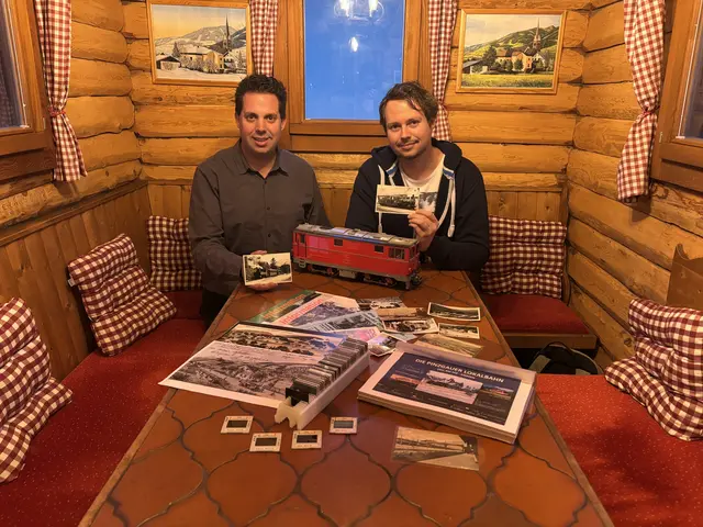 Florian Knapp und DI. Imre Karácsonyi mit alten Bildern, welche unter anderem im Buch vorkommen. | Foto: MeinBezirk