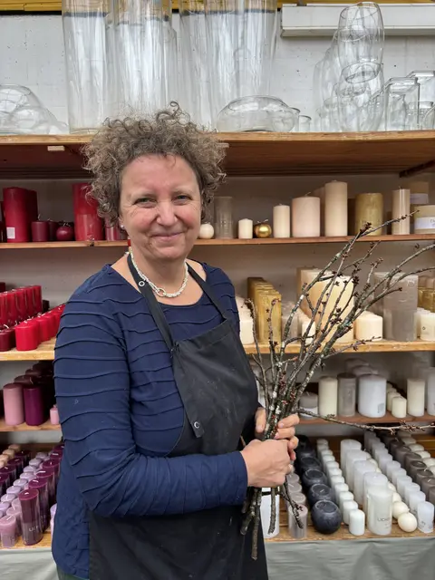 Floristin Judith Sticker-Wedenig mit Barbarazweige. | Foto: MeinBezirk/Isabella Friessnegg