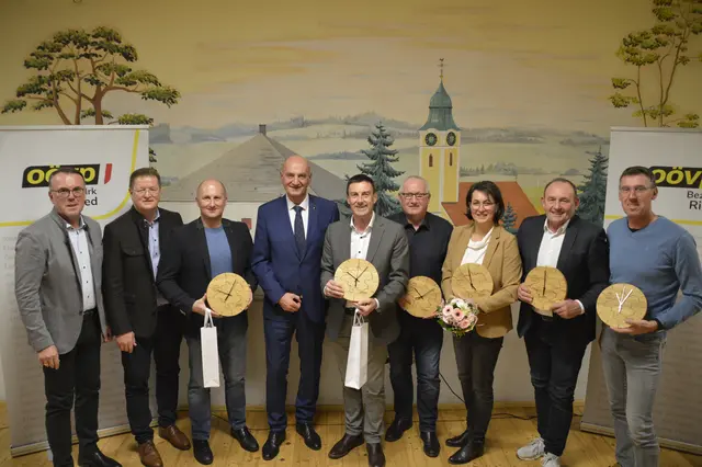 Die fünf geehrten Bürgermeister und die Bürgermeisterin bekamen eine Uhr und eine Flasche Wein. | Foto: ÖVP