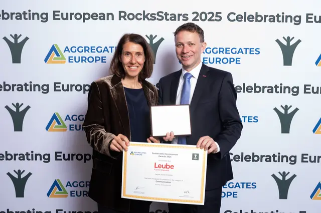 Gerda Pracher (Marketing &amp; Kommunikation Leube) und Günter Waldl (Technische Leitung Leube &amp; Mitglied BürgerBeirat Gartenau) bei der Preisverleihung.  | Foto: Julie de Bellaing for Aggregate Europe &amp; Leube Gruppe