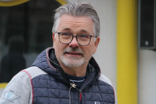 Robert Pretterhofer von der HTL Weiz führte durchs Programm und spielte auch Schlagzeug in der Band. | Foto: Josef Hofmüller