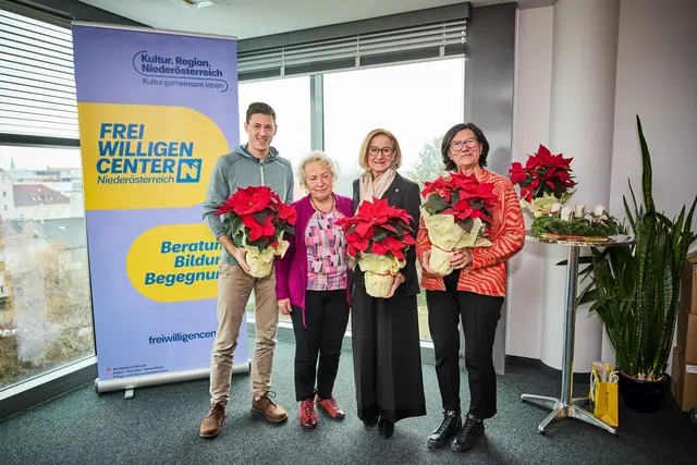 Jakob Köstler (Pfadfinder/Rotes Kreuz, St. Pölten), Stefanie Gruber (Hospizarbeit St. Pölten), Landeshauptfrau Johanna Mikl-Leitner, Susanne Haidegger (Bücherei Heiligeneich) | Foto: Franz Gleiß