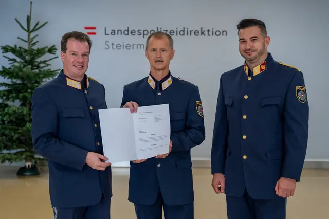 Rudolf Scheer (Mitte) mit Landespolizeidirektor Gerald Ortner und Bezirkspolizeikommandant Martin Stangl (v.l.) | Foto: LPD Stmk/Huber