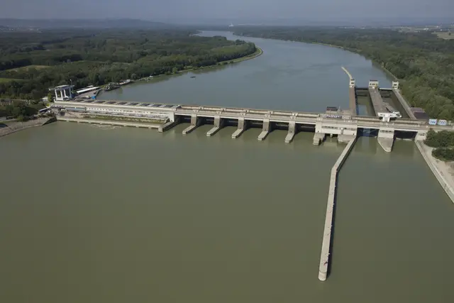 Die Luftansicht des Wasserkraftwerks in Altenwörth stromaufwärts Richtung Krems blickend.  | Foto: VERBUND