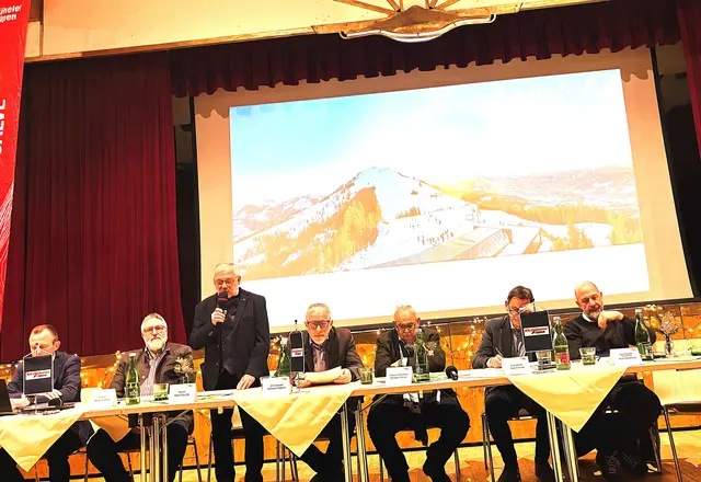 Obmann Hans-Peter Osl (stehend) bei der Vollversammlung.