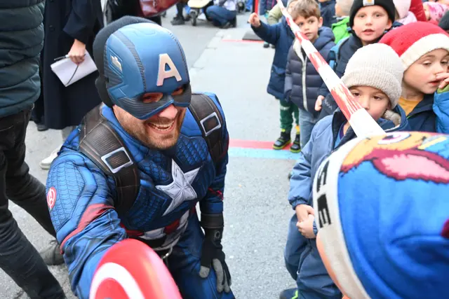 Captain America begrüßte auch die Kinder, die extra auf ihn warteten.  | Foto: Königer