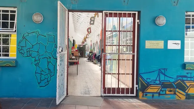 27,10,2025 Ein Blick in die vorbildliche Grundschule von "iThemba Labantu" in der Township Philippi.