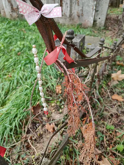 Selten sieht man Grabschmuck, üblicherweise werden Steine als Zeichen der Ewigkeit hinterlegt... | Foto: I.Wozonig 