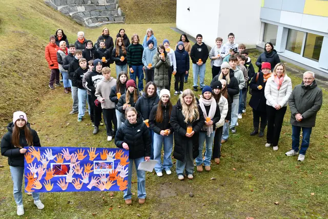 Das Herz, so stellten sich die Teilnehmer an der Veranstaltung bei der MS in Scheifling auf, soll Symbol für ein friedliches Miteinander sein, rechts im Bild Bgm. Gottfried Reif mit Präsidentin Maria Louise Pail. | Foto: Anita Galler