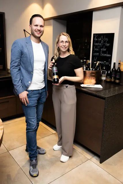 Gastgeber Bernd Kleindienst mit Winzerin Karin Strohmeier beim zweiten Winzertisch im Herbst | Foto: Das Zeitwert