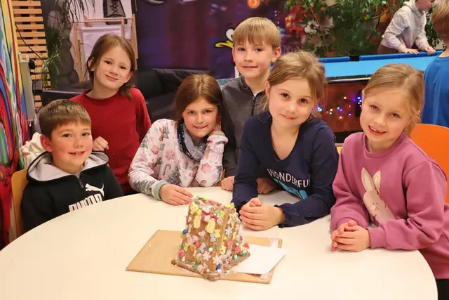 Eines der hübschesten Lebkuchenhäuschen baute das jüngste Team. | Foto: Edith Ertl